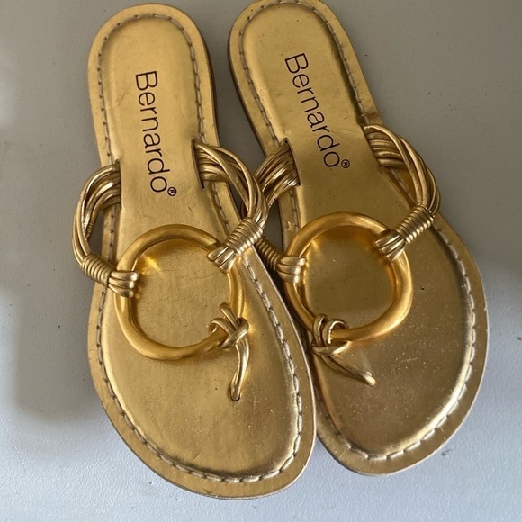Bernardo Leather gold ring thong sz 6 - Picture 1 of 5